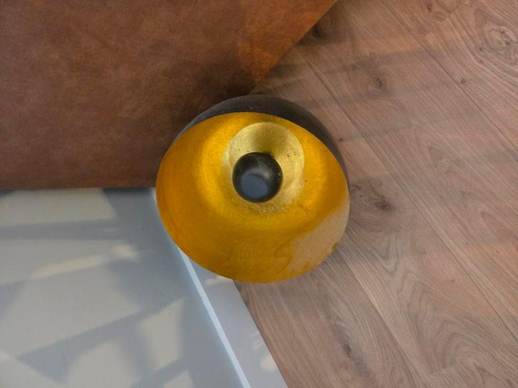 Sfeervolle vloerlamp / bolvorm – zwart met goud binnenzijde, Huis en Inrichting, Lampen | Vloerlampen, Zo goed als nieuw, 150 tot 200 cm