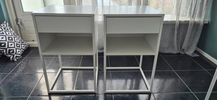 2 IKEA Vikhammer Nachtkastjes - Zo Goed Als Nieuw!, Huis en Inrichting, Slaapkamer | Nachtkastjes, Zo goed als nieuw, 55 tot 70 cm