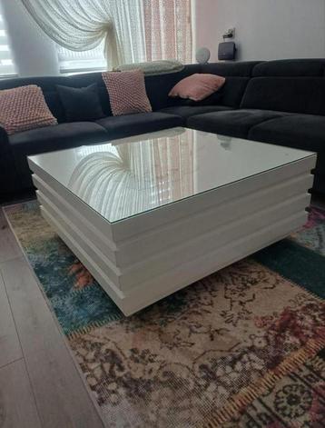 Mooie salontafel met glas erop