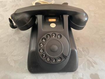 Vintage bakelieten telefoon met draaischijf. Een klassieker beschikbaar voor biedingen