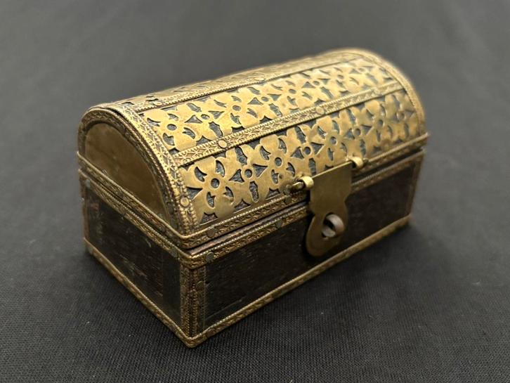 Houten schatkistje sieradendoos met messing uit India, Antiek en Kunst, Curiosa en Brocante, Ophalen of Verzenden