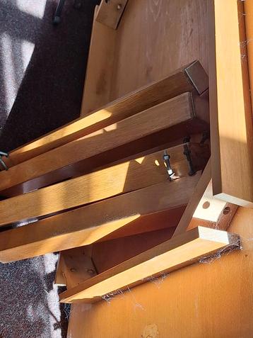 Massieve tafel 140x085  beschikbaar voor biedingen