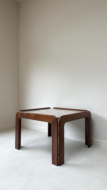 Vintage houten tafel met marmer blad beschikbaar voor biedingen