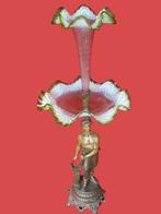 Victoriaanse vaas soliflore op apart voetstuk (smid)., Ophalen