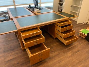 Bureau, ruim, praktisch, stijlvol, gebruikt beschikbaar voor biedingen