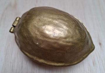 Vintage messing notenkraker beschikbaar voor biedingen