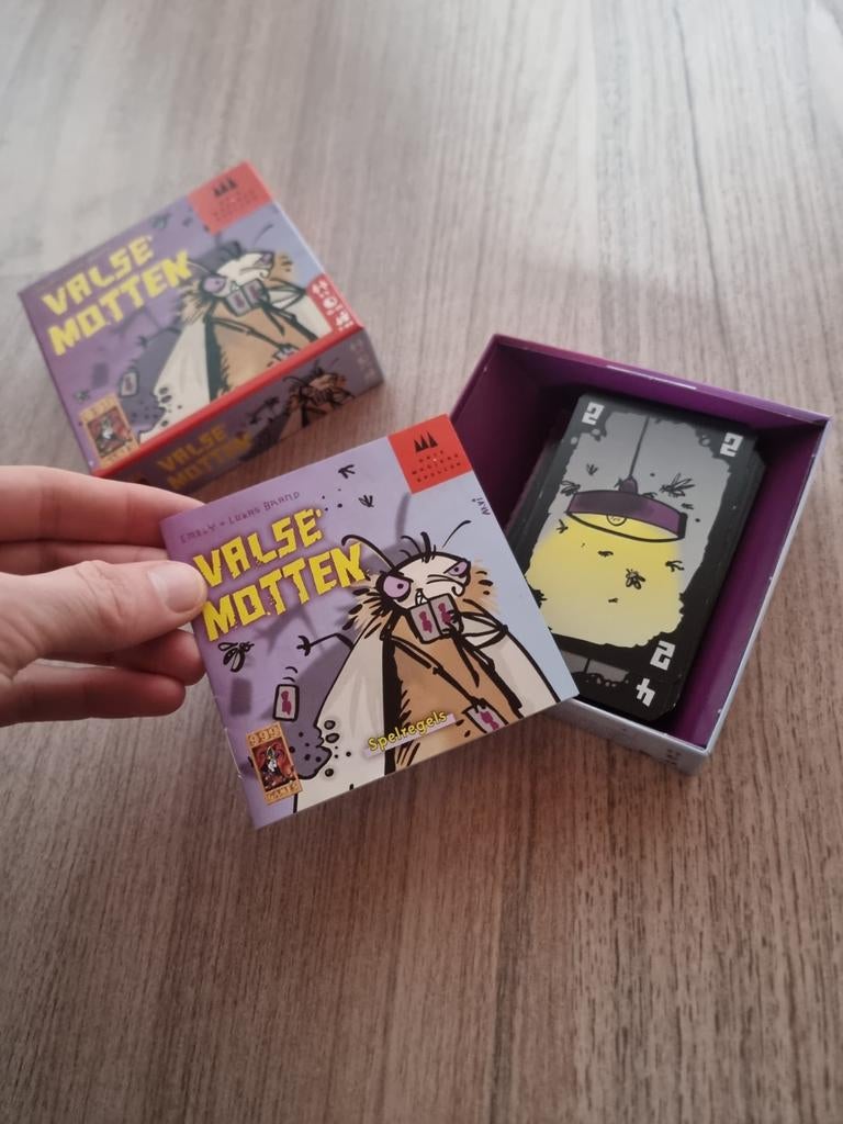 Valse Motten – Kaartspel (999 Games), 3 spelers of meer, Ophalen of Verzenden, Zo goed als nieuw, Vanaf 3 jaar