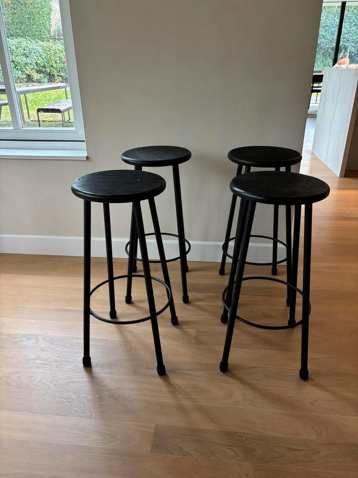 4 Serax Barkrukken Zwart met Vilten Dopjes, Huis en Inrichting, Barkrukken, Gebruikt, 60 tot 90 cm, Metaal, 4 krukken, Met voetsteun