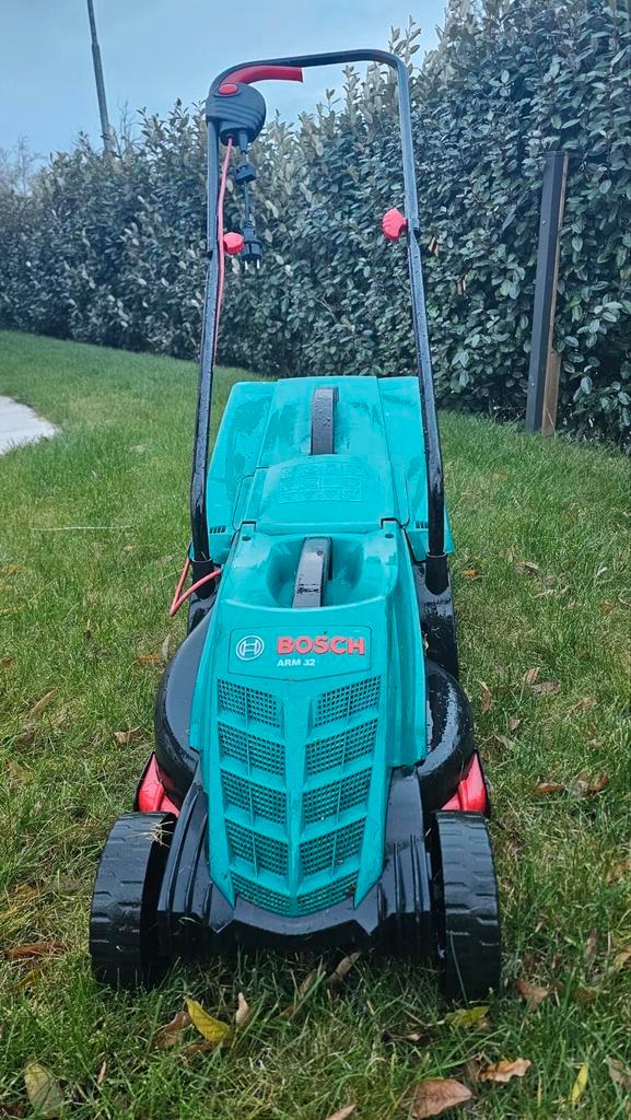 Bosch Rotak 320 ARM 3200 - 32cm, Tuin en Terras, Grasmaaiers, Gebruikt, Elektrische grasmaaier, 30 t/m 39 cm, Cirkelmaaier, Opvangzak