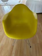 Gele afgeleid van  Eames stoelen, Vijf, Zes of meer stoelen, Afgeleid van het merk Eames, Metaal, Zo goed als nieuw