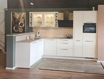 Luxe magnolia kleurige  showroomkeuken, met rvs greep. beschikbaar voor biedingen