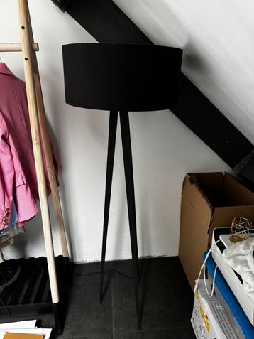 Zwarte staanlamp beschikbaar voor biedingen
