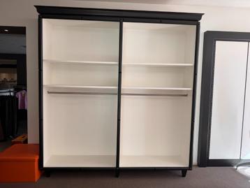 Diverse winkelinrichting items beschikbaar voor biedingen