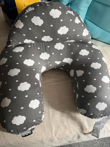 Voedingskussen met Wolkenprint beschikbaar voor biedingen