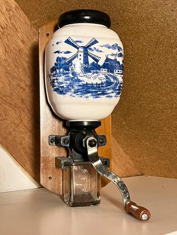 Koffiemolen met mooie blauwe beschildering, helemaal in orde beschikbaar voor biedingen