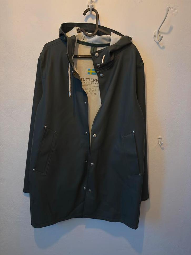 Stutterheim donkergroene regenjas - Stijlvol en functioneel!, Kleding | Dames, Jassen | Winter, Zo goed als nieuw, Maat 34 (XS) of kleiner