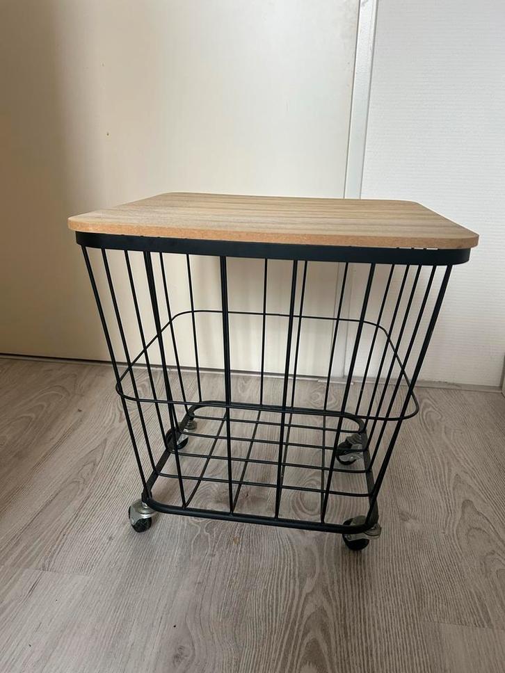 Leuk bijzettafeltje op wieltjes, Huis en Inrichting, Tafels | Bijzettafels, Zo goed als nieuw, Vierkant, 45 tot 60 cm, Minder dan 55 cm