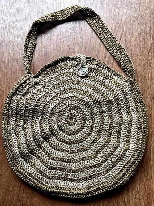 Tas gehaakt in 2 kleuren Groen/beige rond 40 cm. binnenvakje, Sieraden, Tassen en Uiterlijk, Tassen | Damestassen, Nieuw, Overige typen