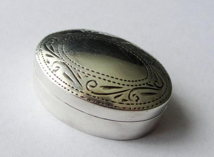 925 zilveren doosje Zilver pillen doosje, Antiek en Kunst, Antiek | Goud en Zilver, Zilver, Ophalen