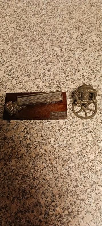 DAF JUBILEUM OPLEGGER 50 JAAR + TINNEN WIELDRAAIER BEELDJE beschikbaar voor biedingen