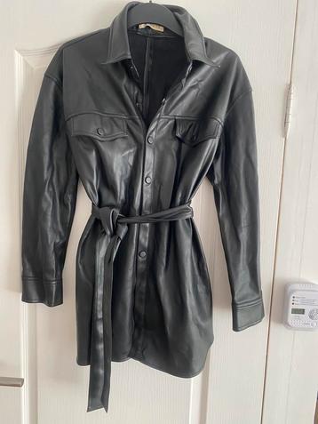 Zwart (blouse) jas met ceintuur en splitje aan de zijkant  beschikbaar voor biedingen