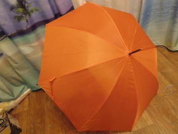 oranje paraplu gaat open bij druk op de knop beschikbaar voor biedingen