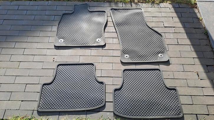 Originele rubber mattensat Seat Leon volkwagen skoda audi, Auto diversen, Automatten, Zo goed als nieuw, Ophalen of Verzenden