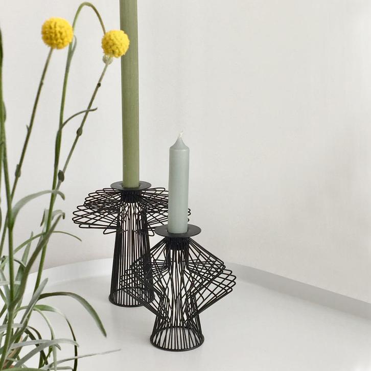 2 bijzondere Deens Design KANDELAREN zwart metaal retro, Huis en Inrichting, Woonaccessoires | Kandelaars en Kaarsen, Gebruikt