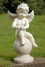 Mooie, grote Engel, zittend op een bol, wit, Tuin en Terras, Tuinbeelden, Nieuw, Engelenbeeld, Kunststof, Ophalen of Verzenden