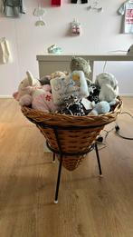 Rieten mand gevuld met 40 mini knuffels slofjes etc, Ophalen, Nieuw