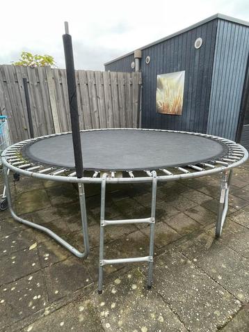 Trampoline met veiligheidsnet en ladder beschikbaar voor biedingen