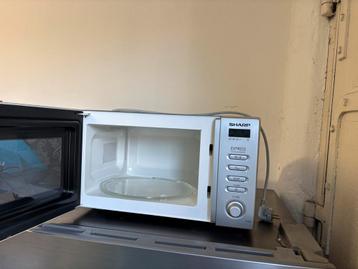 Sharp Magnetron - 22 Liter - 800 Watt - Werkt Goed - Schoon beschikbaar voor biedingen