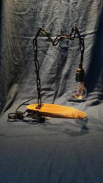 Handgemaakte tafel lamp van ketting en hout, Huis en Inrichting, Lampen | Tafellampen, Hout, Ophalen