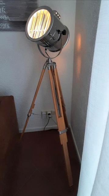 DRIEPOOT  VLOERLAMP "ALFRED" HOUT/CHROME Z.G.A.N. beschikbaar voor biedingen