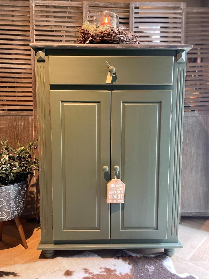 Meidenkast in mat olijfgroen., Kinderen en Baby's, Kinderkamer | Commodes en Kasten, Gebruikt, 105 cm of meer, 75 tot 100 cm, Minder dan 50 cm