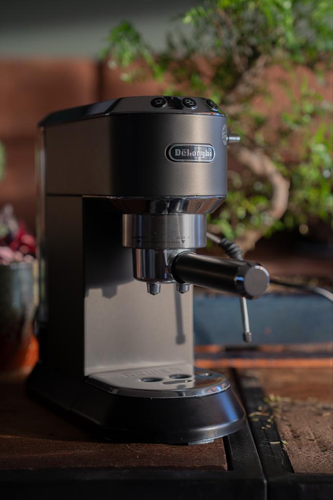 Delonghi Dedica Espressomachine - Compact en Krachtig, Witgoed en Apparatuur, Koffiezetapparaten, Gebruikt, Gemalen koffie, Espresso apparaat