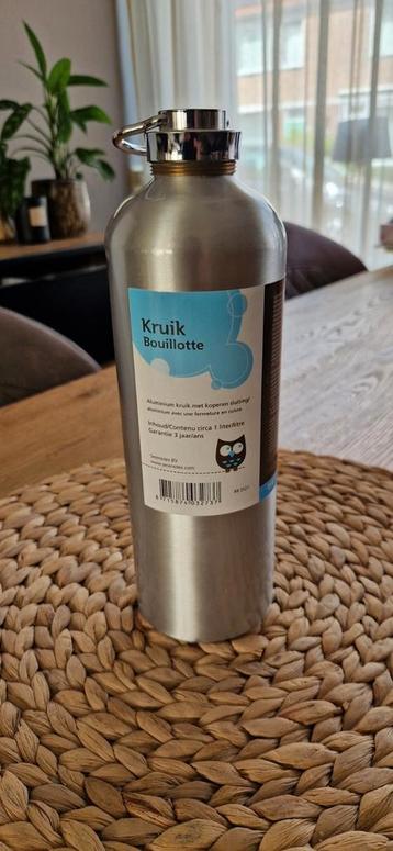 Kruik met hoes beschikbaar voor biedingen