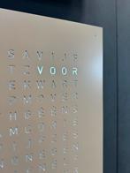 Nieuw Qlocktwo Hazelnut Woordklok Klok tijdinwoorden 45x45, Huis en Inrichting, Woonaccessoires | Klokken, Wandklok, ., Nieuw
