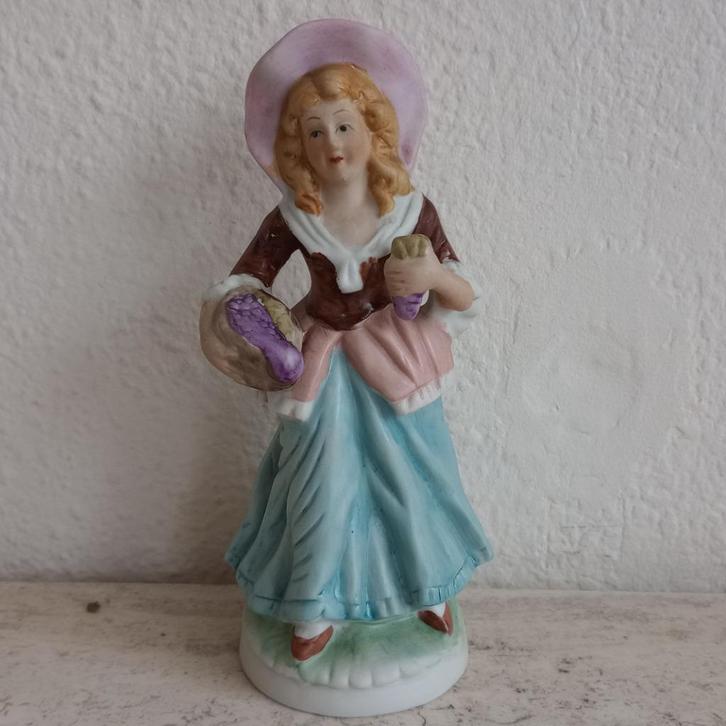Porselein beeldje groente verkoopster, Verzamelen, Beelden en Beeldjes, Zo goed als nieuw, Mens, Ophalen of Verzenden