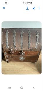 Oude houten kist met metalen beslag, Ophalen