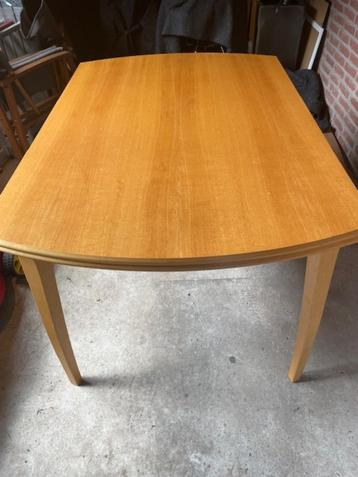 Ikea (waarschijnlijk SKANSNÄS) eettafel - uitschuifbaar beschikbaar voor biedingen