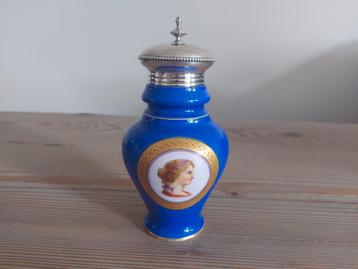 Antieke theebus met zilveren dop. beschikbaar voor biedingen