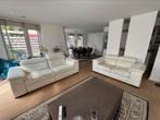 Twee wit leren banken (1 met motor - ligfunctie), Huis en Inrichting, Ophalen, Gebruikt, Rechte bank, Leer