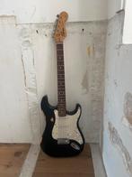 Squier Strat by Fender - Zwarte Stratocaster, Muziek en Instrumenten, Snaarinstrumenten | Gitaren | Elektrisch, Ophalen, Gebruikt