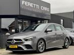 Mercedes-Benz B-Klasse 180d AUT8 AMG-LINE SOLUTION LEDER NAV, Auto's, Gebruikt, Euro 6, 4 cilinders, Metallic lak