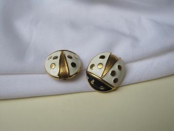 Oorbellen kever/ off white en zwart emaille 3.3x2.9 cm beschikbaar voor biedingen