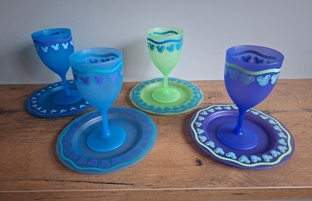 Vier plastic borden met bekers Disneyland Parijs, Ophalen of Verzenden, Overige figuren, Gebruikt, Servies
