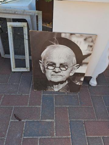 Oude man portret op hout beschikbaar voor biedingen