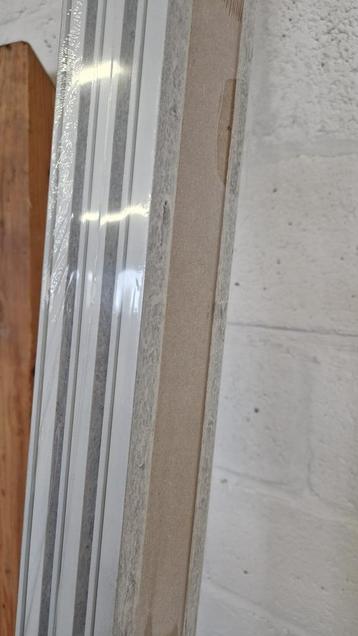 Nieuw pakket witte plinten beschikbaar voor biedingen