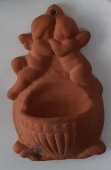 Terracotta wijwaterbakje, 2 engeltjes (kinderkamer) beschikbaar voor biedingen
